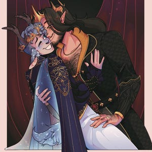 K&ouml;nnte beinhalten: Illustration von zwei sich umarmenden Figuren. Eine Figur hat dunkles Haar, eine schwarze und goldene Jacke und eine Krone. Die andere Figur hat blaues Haar, einen blauen und goldenen Umhang und eine Krone. Der Hintergrund ist ein dunkelroter Vorhang.