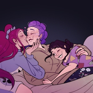 K&ouml;nnte beinhalten: Eine Illustration zeigt drei Personen in einer liebevollen Umarmung. Zwei Figuren mit langen, farbenfrohen Haaren k&uuml;ssen und umarmen eine Person mit lila Haaren. Die Szene spielt auf einem Bett, mit einem dunklen Hintergrund.