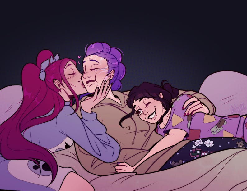K&ouml;nnte beinhalten: Eine Illustration zeigt drei Personen in einer liebevollen Umarmung. Zwei Figuren mit langen, farbenfrohen Haaren k&uuml;ssen und umarmen eine Person mit lila Haaren. Die Szene spielt auf einem Bett, mit einem dunklen Hintergrund.