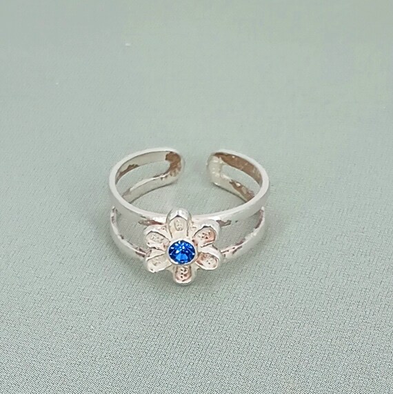 Sterling Silver 6mm Wide Antiqued Floral Crystal Center Toe Ring Sterling Silver 6mm Wide Antiqued Floral Crystal Center Toe Ring
