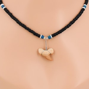 LG 1-inch fossiele haaientandketting zwart-blauw, 4-5 mm diameter kokoskralen, witte Puka-schelpen 18,21,24-inch lengtes Surfer SUP