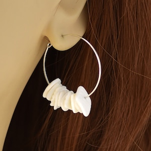 Örhängen Puka Shell Ear Hoops Fyrkantiga Snäckskal Silver 30 mm Par FP151-CHIP