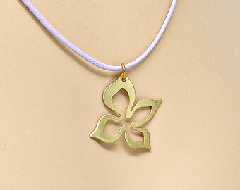 Plumeriabloem gouden metalen ketting verstelbaar koord, keuze uit 6 kleuren 9004-54