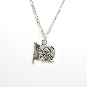 Piratflagga Jolly Roger Dödskalle och Korsben Sterling Silver Charm Hänge Anpassa Halsband 1981