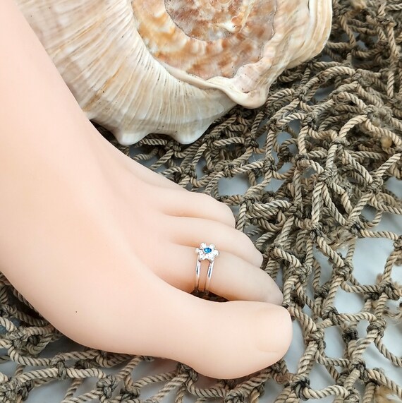 Sterling Silver 6mm Wide Antiqued Floral Crystal Center Toe Ring Sterling Silver 6mm Wide Antiqued Floral Crystal Center Toe Ring