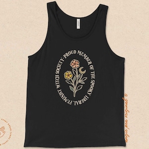 K&ouml;nnte beinhalten: Schwarzes Tanktop mit einem wei&szlig;en Kreis-Motiv mit einem Blumendesign und dem Text "Feminist Witch Society - Proud Member of the Spooky Liberal"