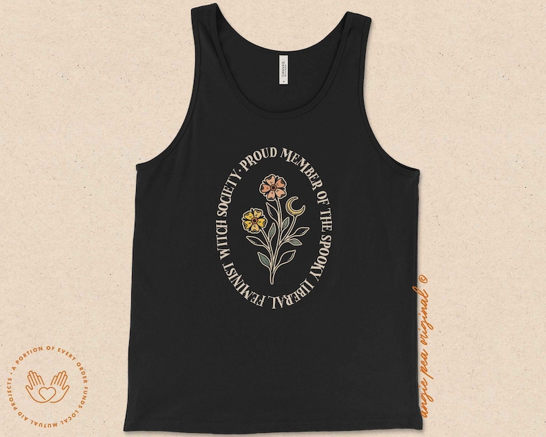 K&ouml;nnte beinhalten: Schwarzes Tanktop mit einem wei&szlig;en Kreis-Motiv mit einem Blumendesign und dem Text "Feminist Witch Society - Proud Member of the Spooky Liberal"