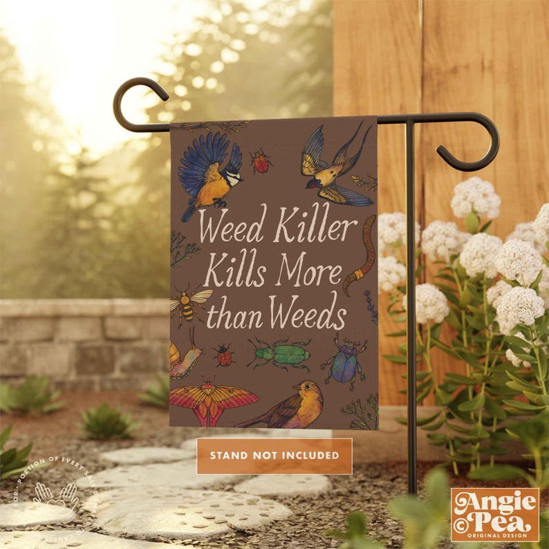 Pu&ograve; includere: Una bandiera da giardino marrone con un design fantasioso che presenta un uccello, insetti e il testo "Weed Killer Kills More than Weeds".