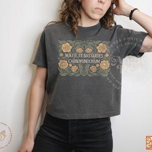 T-Shirt Donna "Nolite Te Bastardes Carborundorum" – Fan Racconto Dell'Ancella - Foto 3