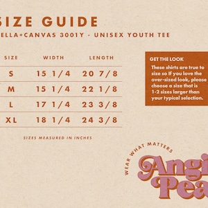 Puede incluir: Tabla de tallas para una camiseta juvenil unisex Bella + Canvas 3001Y. La tabla muestra la talla, el ancho en pulgadas y la longitud en pulgadas para las tallas S, M, L y XL. El texto "Get the Look" se incluye con instrucciones para elegir una talla 1-2 tallas m&aacute;s grande para un look de gran tama&ntilde;o.