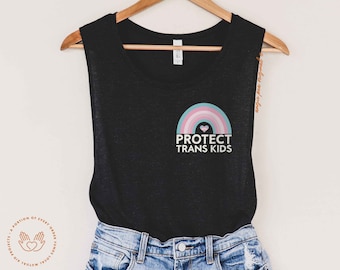 Peut inclure: Un débardeur noir sans manches avec un graphique arc-en-ciel et cœur et le texte "Protéger les enfants trans".