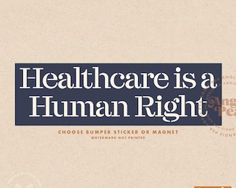 Puede incluir: Una pegatina para parachoques azul y blanca con el texto "Healthcare is a Human Right". La pegatina está disponible como pegatina para parachoques o imán. El texto "Angie Pea, Original Design" está en la esquina inferior derecha.