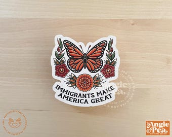 Puede incluir: Una pegatina con un diseño de mariposa monarca, con alas naranjas y negras, rodeada de flores rojas y hojas verdes. El texto "IMMIGRANTS MAKE AMERICA GREAT" está escrito en letras negras.