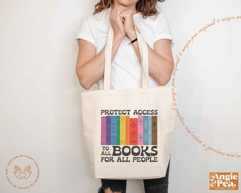 K&ouml;nnte beinhalten: Eine wei&szlig;e Einkaufstasche mit dem Aufdruck "Protect Access to All Books for All People". Der Text ist schwarz und die Tasche zeigt einen regenbogenfarbenen Stapel B&uuml;cher.