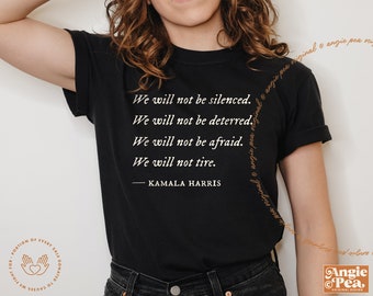 Könnte beinhalten: Schwarzes T-Shirt mit weißem Text, der lautet: "We will not be silenced. We will not be deterred. We will not be afraid. We will not tire. - Kamala Harris"