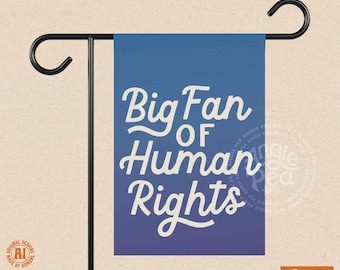 Può includere: Una bandiera da giardino rettangolare appesa a un supporto in metallo nero. La bandiera presenta uno sfondo sfumato blu con il testo bianco Big Fan OF Human Rights scritto in un carattere corsivo. Il design è centrato sul tessuto verticale.