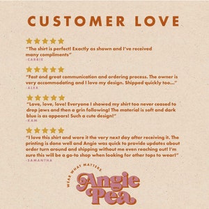 K&ouml;nnte beinhalten: Eine beige Grafik mit dem Text "CUSTOMER LOVE" in Braun. Darunter Kundenbewertungen mit Sternebewertungen. Das Logo des Shops, "Angie Pea", befindet sich unten. Der Satz "WEAR WHAT MATTERS" steht &uuml;ber dem Logo.