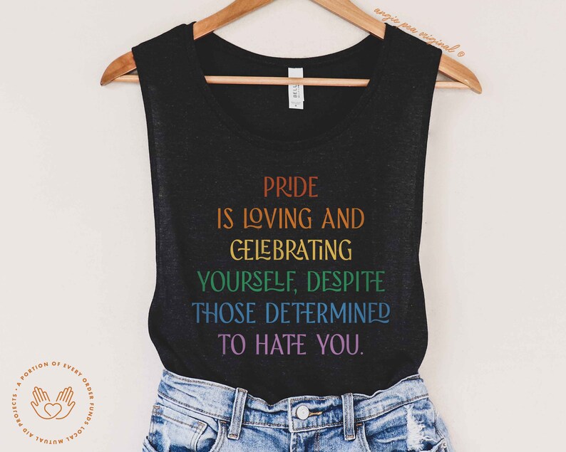 Puede incluir: Camiseta de tirantes negra con letras arco&iacute;ris que dicen "Pride is loving and celebrating yourself, despite those determined to hate you."
