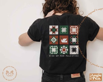 以下が含まれることがあります： 平和の鳩とパッチワークのキルトのデザインが描かれた黒いTシャツ。グラフィックの下に「Rise Up For Palestine」というテキストが印刷されています。