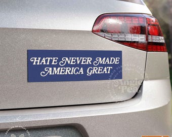 Puede incluir: Una pegatina para parachoques azul con texto blanco que dice "Hate Never Made America Great".