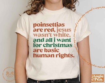 Puede incluir: Camiseta color crema con el texto "Poinsettias are red, Jesus wasn't white, and all I want for Christmas are basic human rights" en rojo, marrón y verde. Camiseta de estilo casual y unisex.