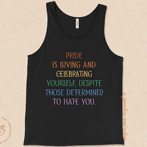 Puede incluir: Camiseta de tirantes negra con texto arco&iacute;ris que dice "El orgullo es amar y celebrar a ti mismo, a pesar de aquellos que est&aacute;n decididos a odiarte."