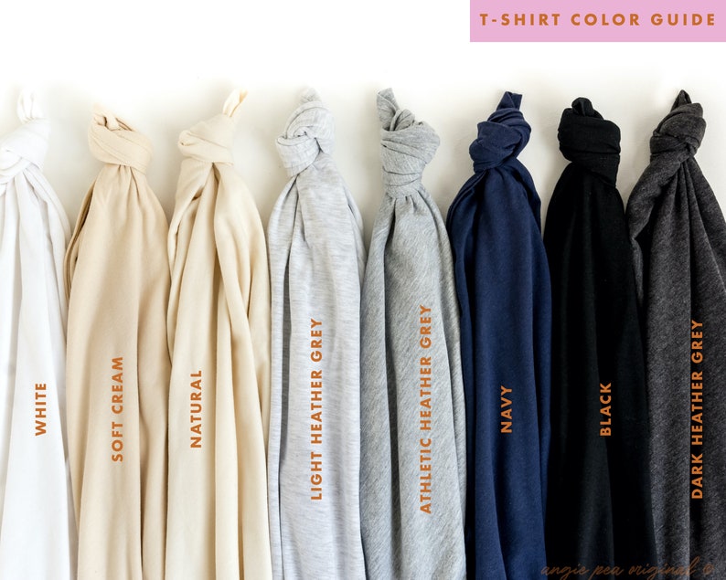 K&ouml;nnte beinhalten: Ein Farbf&uuml;hrer f&uuml;r T-Shirts, der verschiedene Stoffschattierungen zeigt. Das Bild zeigt gefaltete T-Shirts in Farben wie Wei&szlig;, Soft Cream, Natur, Hellgrau, Athletic Heather Grey, Marine, Schwarz und Dunkelgrau. Text kennzeichnet jede Farbe.