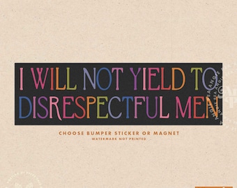 Könnte beinhalten: Rechteckiger Aufkleber oder Magnet mit dem Text "I WILL NOT YIELD TO DISRESPECTFUL MEN" in bunten Buchstaben auf schwarzem Hintergrund. Das Design enthält den Text "CHOOSE BUMPER STICKER OR MAGNET" und das Logo des Designers.