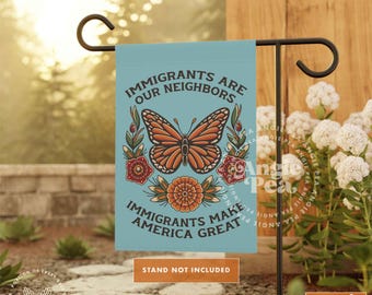Puede incluir: Una bandera de jardín turquesa con el texto "IMMIGRANTS ARE OUR NEIGHBORS" y "IMMIGRANTS MAKE AMERICA GREAT". Presenta una mariposa monarca y diseños florales. La bandera se muestra en un soporte de metal negro.