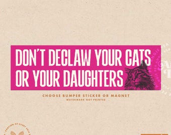 Può includere: Un adesivo o magnete rosa con il testo bianco "DON'T DECLAW YOUR CATS OR YOUR DAUGHTERS". A destra c'è un'illustrazione dettagliata di un gatto. Il testo in basso recita "CHOOSE BUMPER STICKER OR MAGNET".