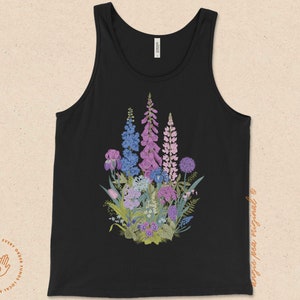 Puede incluir: Camiseta de tirantes negra con estampado floral de flores moradas, rosas y azules. Las flores est&aacute;n dispuestas en forma de ramo y est&aacute;n rodeadas de hojas verdes.
