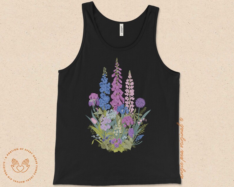 Puede incluir: Camiseta de tirantes negra con estampado floral de flores moradas, rosas y azules. Las flores est&aacute;n dispuestas en forma de ramo y est&aacute;n rodeadas de hojas verdes.