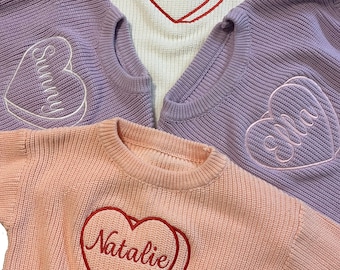 Baby/Kleinkind Personalisierter Valentinstagspullover – Mädchen-Pullover mit Candy-Herz-Stickerei – Kindernamen-gesticktes Valentinstags-Outfit