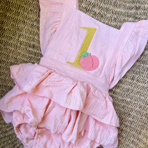 "Baby Mädchen ""One Sweet Peach"" erster Geburtstag Strampler - Mädchen 1. Geburtstag Outfit Pfirsich Thema - Nummer 1 mit Pfirsich gestickte Rüschen"
