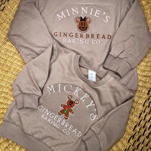 Bijpassende Disney-gezinsoutfits voor de feestdagen • Baktrui • Gingerbread Mickey Minnie • Kersttrui voor kinderen