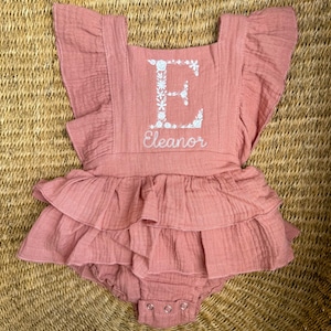 Pelele con inicial floral y nombre bordado para niña pequeña - Monograma personalizado con burbujas - Vestido con volantes y letras personalizadas para niña pequeña