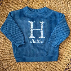 Suéter con monograma floral personalizado para niñas - Suéter con inicial y nombre floral bordado para niñas bebés o niñas pequeñas - Top personalizado con letras y flores para niñas