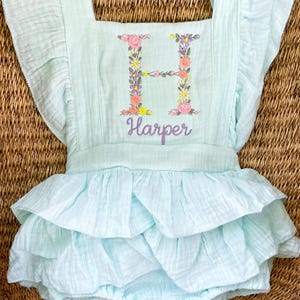Sommer-Strampler für Babys und Kleinkinder – Strampler mit floraler Stickerei und Rüschen – Mädchen-Monogramm-Outfit mit Namen