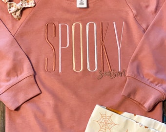 Pull brodé Spooky Season pour bébés/bambins - Sweat-shirt personnalisé Halloween pour filles - Sweat-shirt multicolore Spooky Season