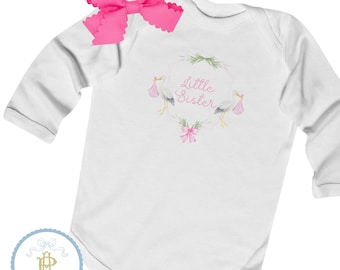 Diseño con escudo de cigüeña // Body de manga larga para hermana pequeña // azul y blanco // bebé niño // a juego para hermanos // grandmillenial // coqueto