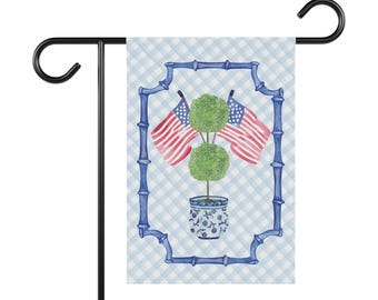 Diseños patrióticos // Bandera de jardín con topiario patriótico // Chinoiserie // azul y blanco
