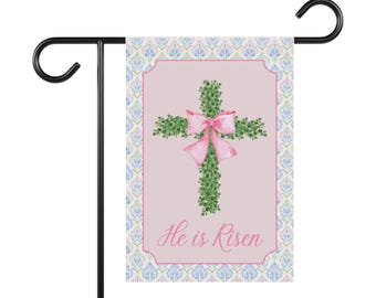 Bandera de jardín de Pascua, cruz de boj con lazo, estilo grandmillenial, diseño coqueto, Él ha resucitado
