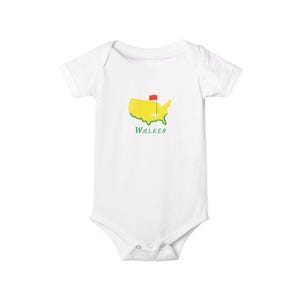Puede incluir: Un body blanco para bebé con un contorno verde y amarillo de los Estados Unidos con una bandera roja en un hoyo de golf. El texto "WALKER" está impreso debajo del contorno.
