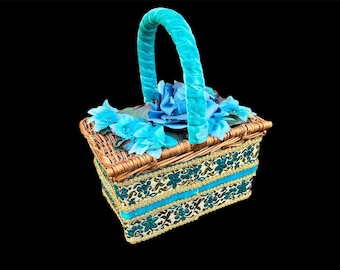 Vintage Handtasche aus Weidengeflecht in Aqua und Gold mit Zierblumen The Patricia Michael Carlin Shop 60s-70s