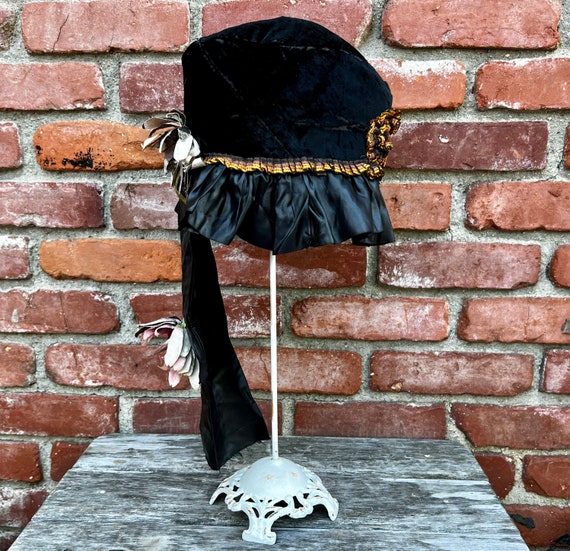 Vintage Handmade 1920s Cloche OOAK Black Velvet H… - image 1