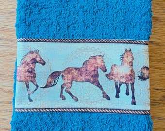 Linge de cuisine bleu avec chevaux bruns qui courent