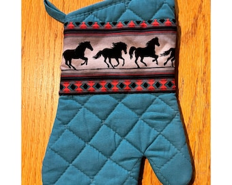 Ofenhandschuhe - Türkis mit rennenden Pferden auf grauem Hintergrund mit rotem Rand - linke und rechte Handschuhe