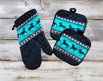 Küchen Set in Schwarz mit Laufenden Pferden auf Türkisem Hintergrund - Topfhandschuh und 2 Topflappen.  Artikel auch einzeln verkäuflich.