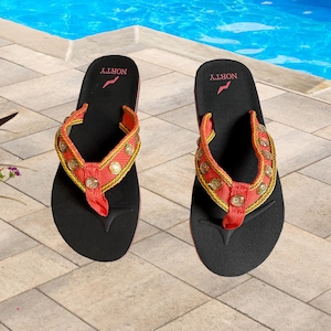 Orange Sandalen mit Gelb und Grün Trim und Floral Cabochons.  Grössen 7 und 8.