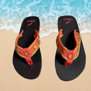 Orange Sandalen mit Gelb und Grün Paspeln und Orange Starburst Cabochons.  Größe 5